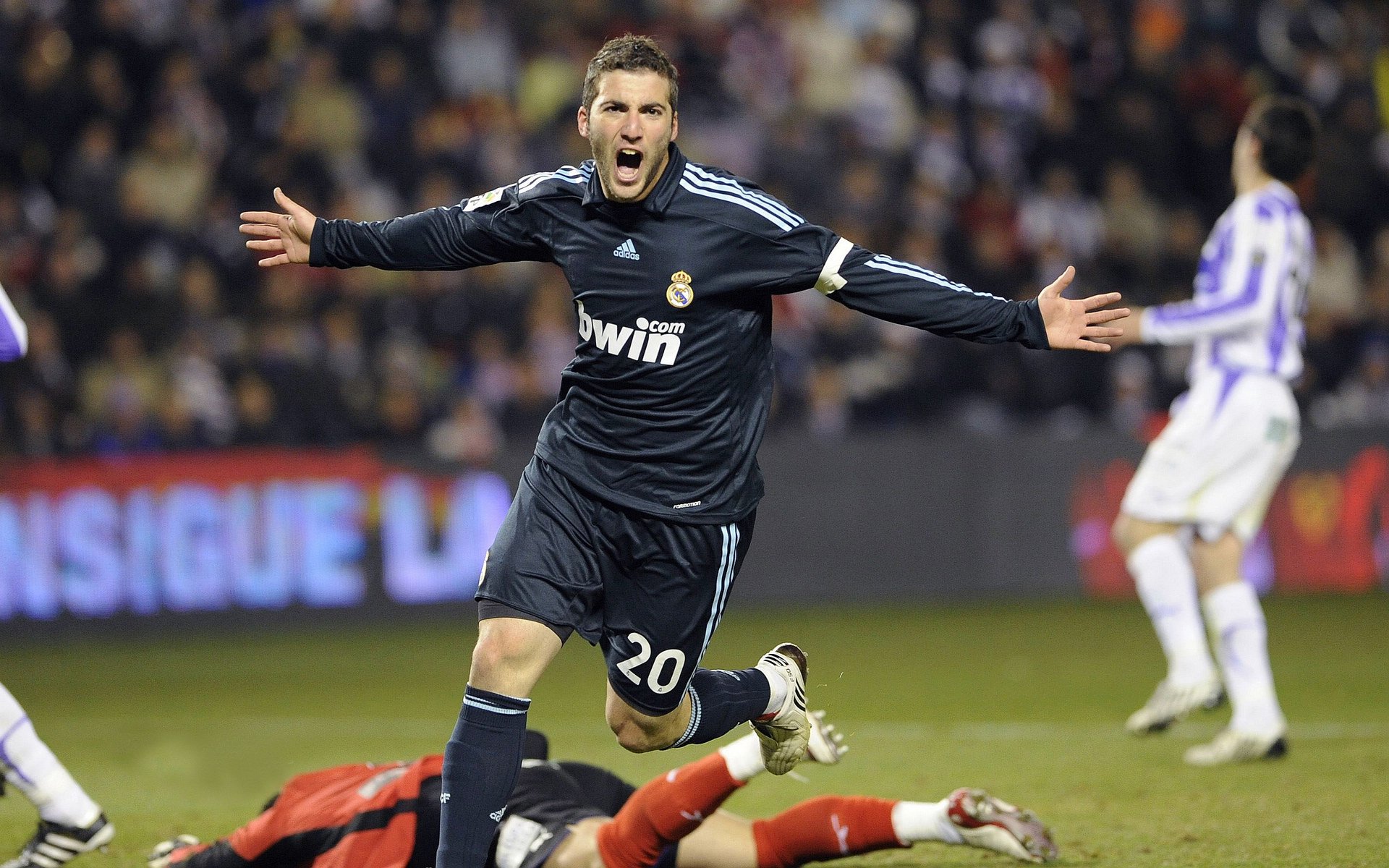 当银河战舰遇见东方巨龙，巴雷拉一球定音，皇马对阵中国友谊赛的永恒瞬间